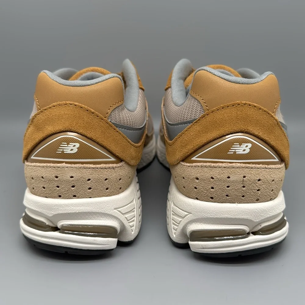 New Balance 2002R U2002RCE Beige Grey Running Shoes Men's Sz 10.5D Women's Sz 12